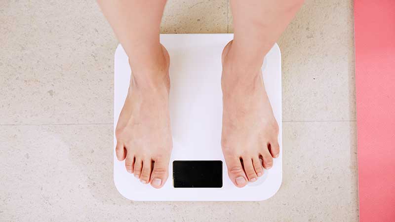כיצד חרדה משפיעה על עליה במשקל